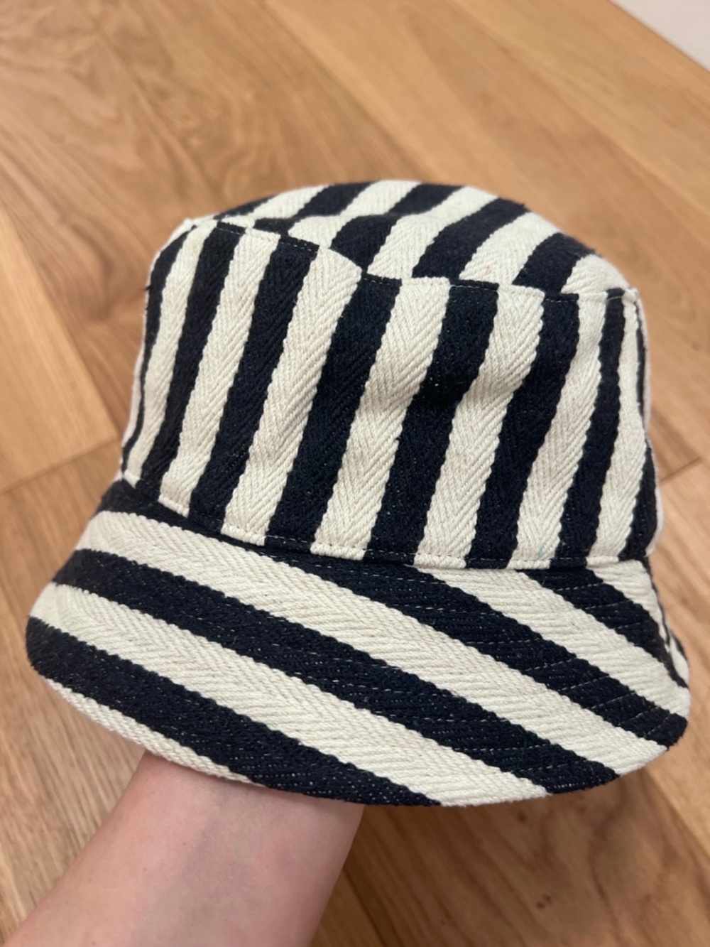 GAP Striped Bucket Hat - Black & Cream